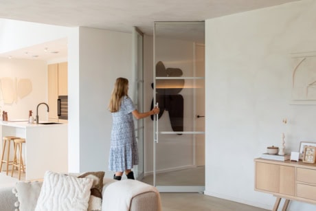 Elegante stalen schuifdeur op maat in modern interieur, perfect voor het verdelen van kamers en toevoegen van stijl.