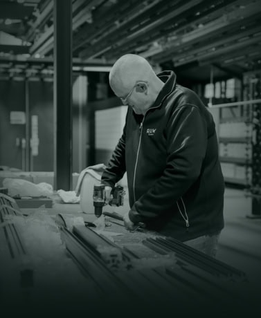 Hoge kwaliteit stalen deuren op maat worden vakkundig geproduceerd door een expert in een industriële werkplaats.