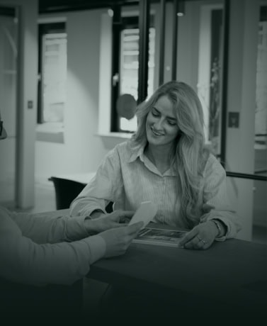 Elegant stalen deur met op maat gemaakte wanden in modern interieur.