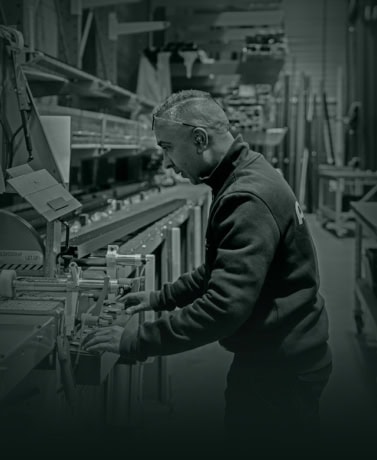 Hoogwaardige stalen deuren en maatwerk wanden worden gefabriceerd in een professionele fabriek.