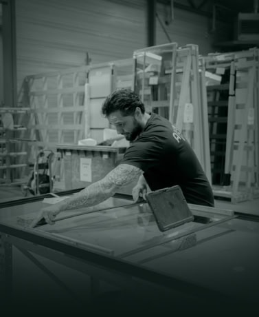 Vakkundige medewerker die stalen deuren en wanden op maat produceert in een moderne werkplaats.