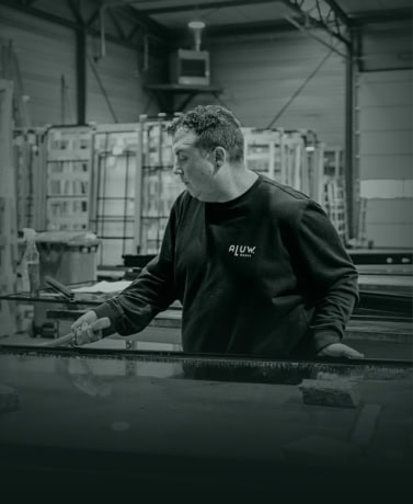 Hoogwaardige stalen deuren en wanden worden op maat vervaardigd in een professionele werkplaats.