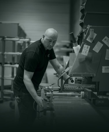 Hoogwaardige stalen deuren worden op maat gemaakt in een professionele werkplaats.