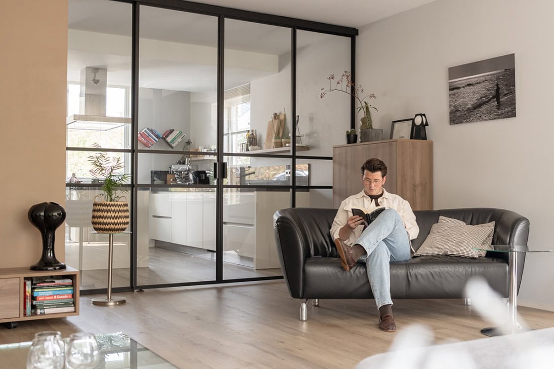 Elegant steel partition with black frame, spacious and modern design, perfect for separating spaces with style and functionality.