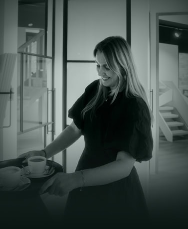 Elegante stalen deur en maatwerk wanden in modern interieur voor stijlvolle scheidingswanden.