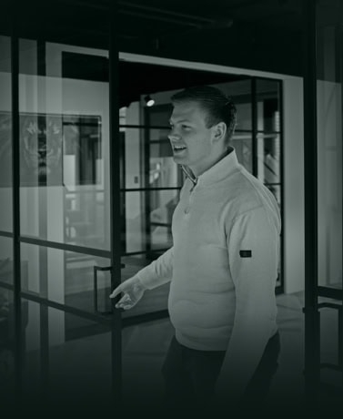 Alle deuren en wanden worden op maat gemaakt van hoogwaardig staal door Aluwdoors.