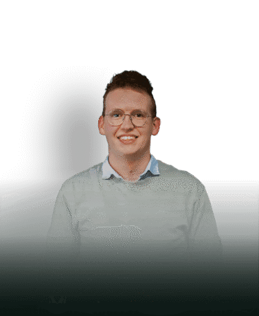 Modern man met bril en sweater, lachend, op witte achtergrond.