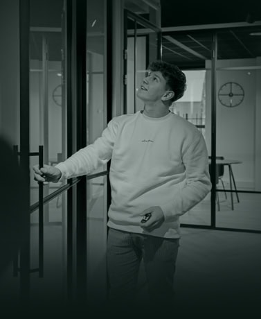 Modern stalen deur met glazen panelen, op maat gemaakt voor een strak interieur.