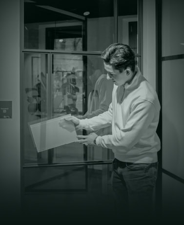 Stalen deur en wand op maat, demonstratie van hoogwaardige afwerking en design, modern interieurdesign, vakmanschap, maatwerk staalarchitectuur, Aluwdoors producten.