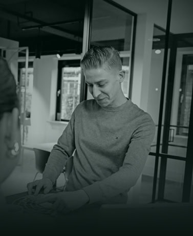 Modern stalen deur in een strak, licht interieur met grote ramen voor een industrieel en eigentijds design.