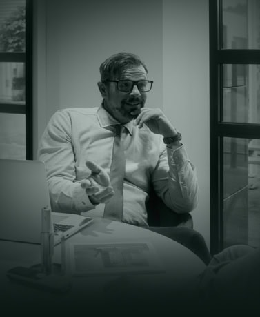 Flexibele stalen deuren en wanden op maat voor moderne interieurs, ontworpen door Aluwdoors.