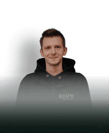 Robuuste stalen deur op maat met moderne afwerking, geleverd door Aluwdoors.