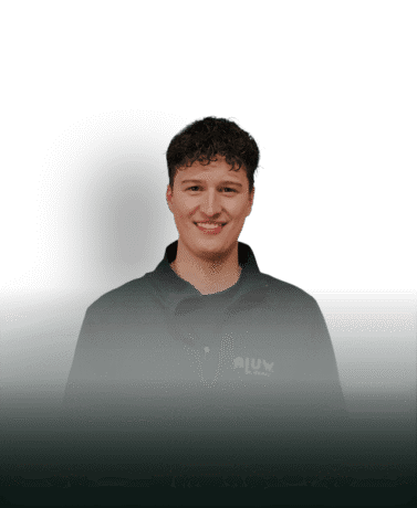 Robuuste stalen deuren op maat van Aluwdoors voor moderne interieurdesigns.