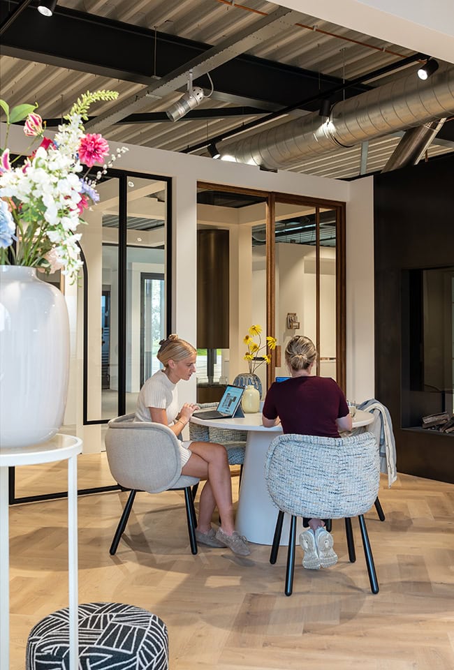 Stalen deuren en wanden op maat bij Aluwdoors, modern interieur met op maat gemaakte stalen scheidingswanden.