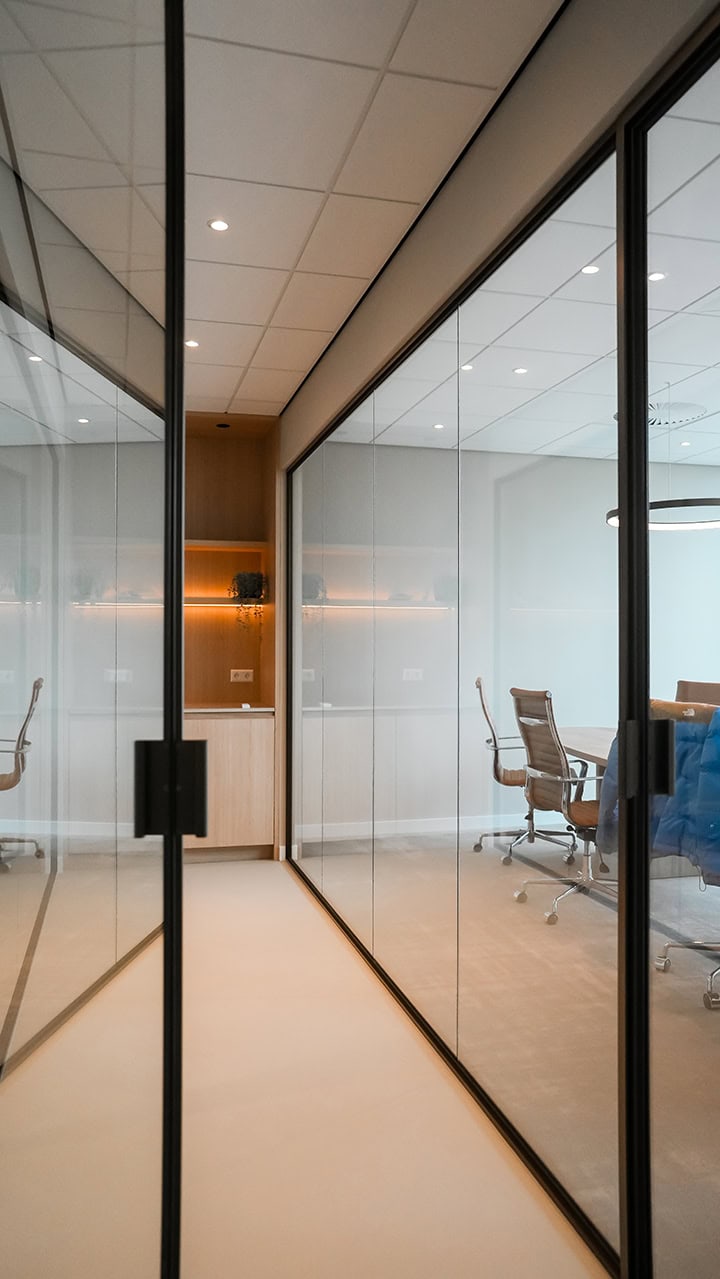 High-quality steel doors and walls for customisation, sleek design and optimal privacy in offices and interiors. Perfectly finished and durable.