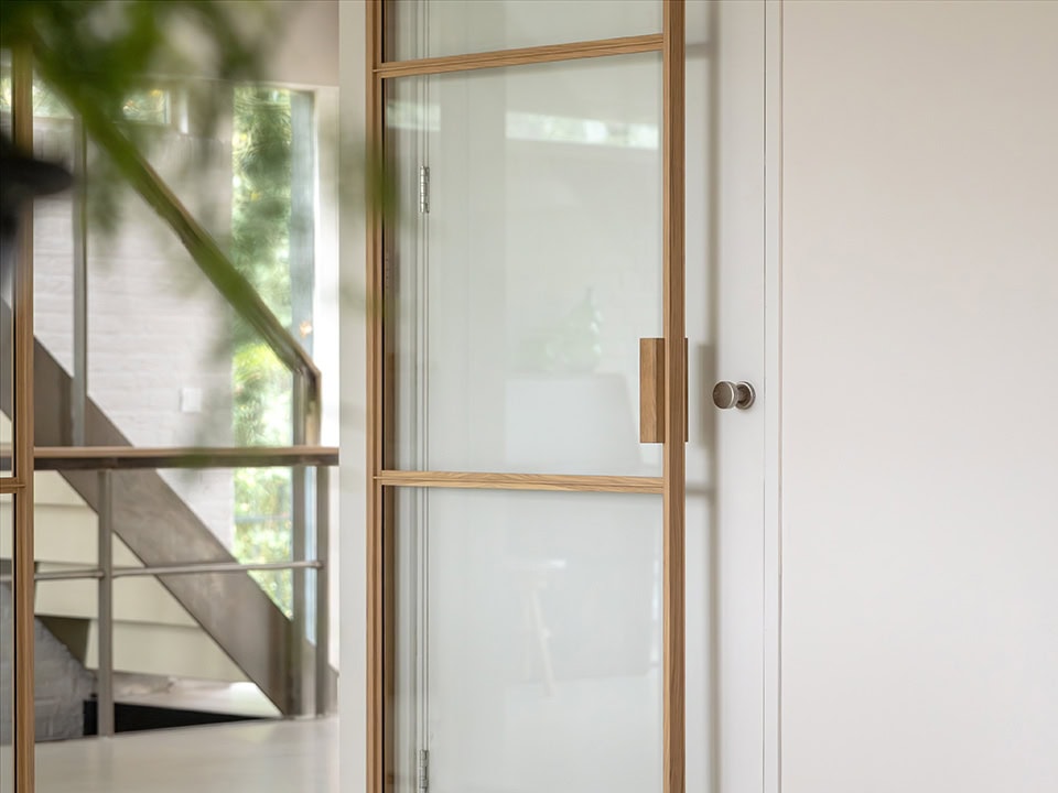 Easy-care veneer doors
