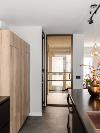 Bronzen scharnierdeur met brons glas