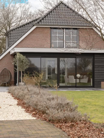 Aluminium buitenpui in Doornspijk met grote glazen deuren en moderne afwerking, perfect voor een stijlvolle en functionele buitenruimte.