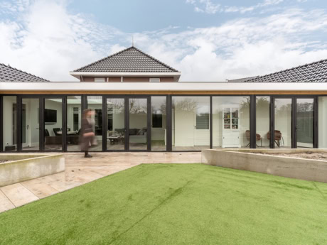Outside facade insulated with glass