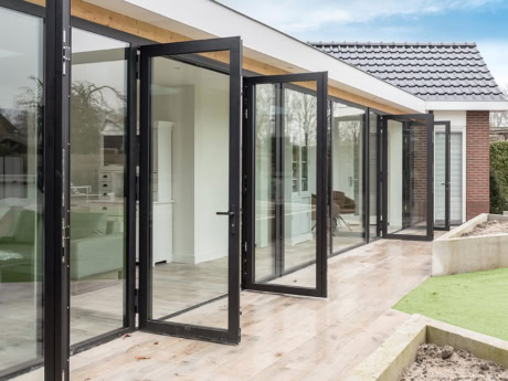 Aluminium external facade in Harderwijk with large glass doors and black frames, perfect for a modern and bright look. Bespoke steel doors and walls for a stylish outdoor space.